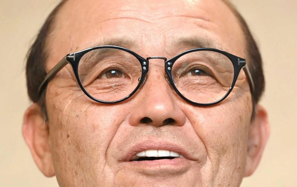 　合同スタッフ会議終了後、取材に応じる岡田監督（撮影・高部洋祐）