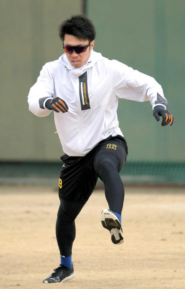 　グラウンドで体を動かす石井（撮影・北村雅宏）