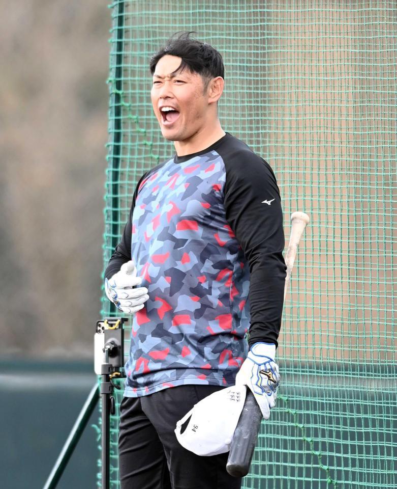 　「打撃練習終了でーす」と声を出す原口（撮影・山口登）