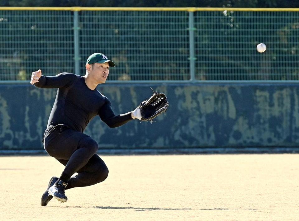 　外野でノックの打球を追う原口文仁（撮影・山口登）