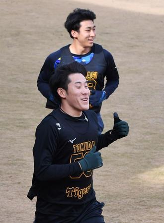 　３０００メートル走の１周目でコースを間違える茨木（後方）に突っ込む富田（撮影・中田匡峻）