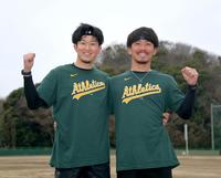 　メジャー挑戦の藤浪にエールを送る、そろいのアスレッチックスＴシャツで自主トレをする岩貞（左）と伊藤将（撮影・立川洋一郎）