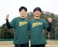 　岩貞（左）とそろいのアスレチックスＴシャツで自主トレをする伊藤将