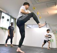 　重りを使ってトレーニングを行う才木