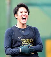 　はじける笑顔を見せる富田（撮影・高部洋祐）