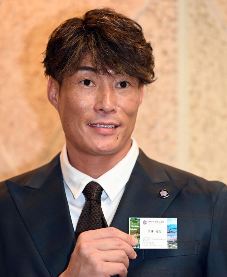 　糸井ＳＡは京都府文化観光大使の名刺を手にする＝京都府庁（撮影・山口登）