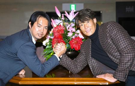 　評論家デビューに、互いの健闘を誓い合った井川慶氏（左）と糸井嘉男氏（撮影・高部洋祐）