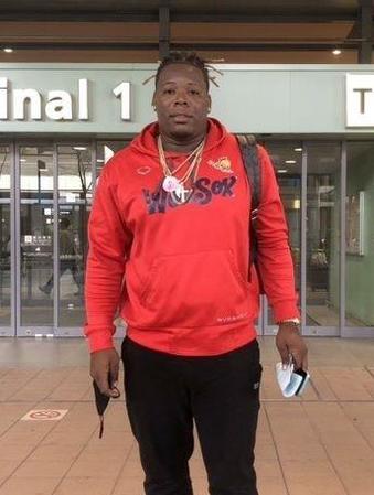 　来日したミエセス（球団提供）