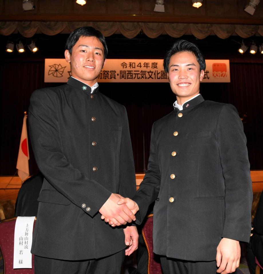 　生駒・熊田主将（右）と握手と交わす戸井（撮影・北村雅宏）