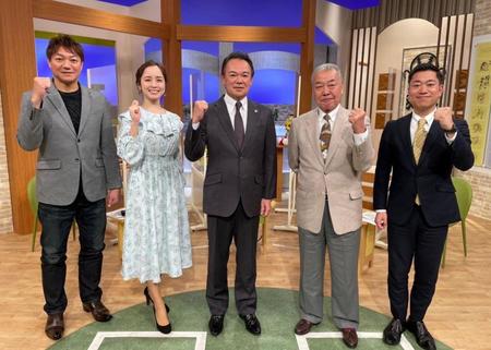 サンテレビ「熱血！タイガース党」に出演し、福本豊党首（右から２人目）、浜中治幹事長（左端）らとポーズをとる阪神・和田豊２軍監督（中央）＝球団提供