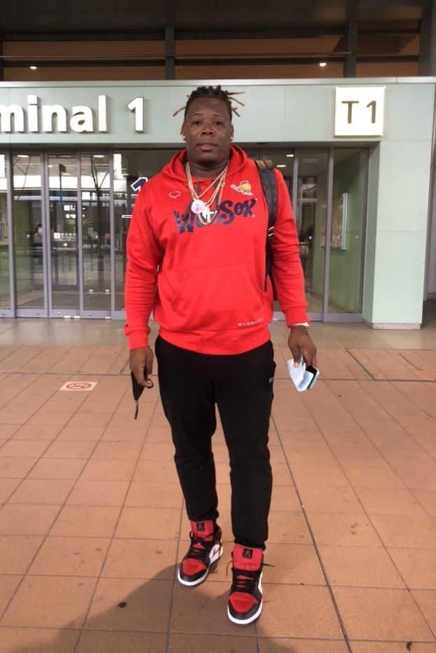 　来日したミエセス（球団提供）