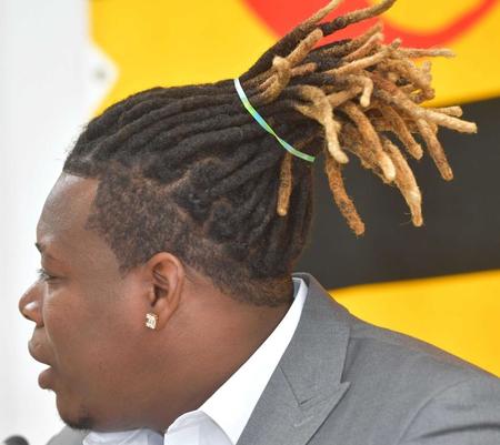 　髪は虎カラー？個性的な髪形で入団会見に臨むミエセス