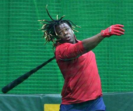 　髪をなびかせながら打撃練習をするミエセス（撮影・中田匡峻）