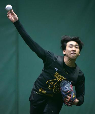 　ブルペンで捕手を立たせ、投球する茨木（撮影・中田匡峻）