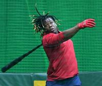 　髪をなびかせながら打撃練習をするミエセス（撮影・中田匡峻）