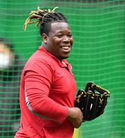 　練習中に笑顔を見せるミエセス（撮影・中田匡峻）