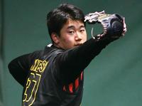 　ブルペンで捕手を立たせ、投球する門別（撮影・中田匡峻）