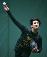 　ブルペンで捕手を立たせ、投球する茨木（撮影・中田匡峻）