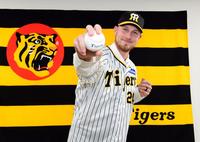 　フォトセッションでポーズを決めるＢ・ケラー（撮影・山口登）