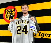 　新しいユニフォームを手にするＢ・ケラー（撮影・山口登）