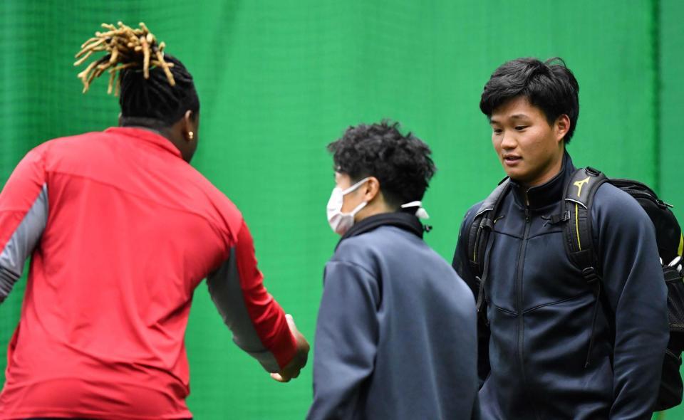 　ドラ１の森下（右）とあいさつを交わすミエセス