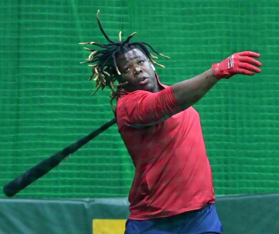 　髪をなびかせながら打撃練習をするミエセス（撮影・中田匡峻）