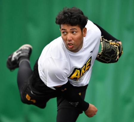 　ブルペン入りした加治屋（撮影・中田匡峻）