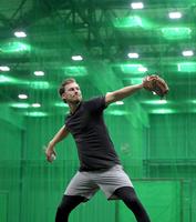 　キャッチボールするＢ・ケラー（撮影・北村雅宏）