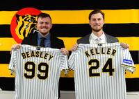 　新しいユニフォームを手にするビーズリー（左）とＢ・ケラー（撮影・山口登）