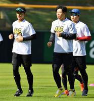 　アップをする佐藤輝（右）と小幡（撮影・中田匡峻）