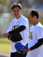 　青柳（右）と話す大竹（撮影・中田匡峻）