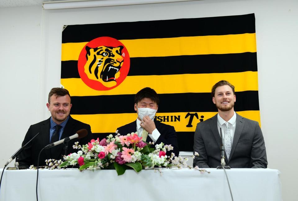 　入団会見するビーズリー（左）とＢ・ケラー（右）（撮影・山口登）