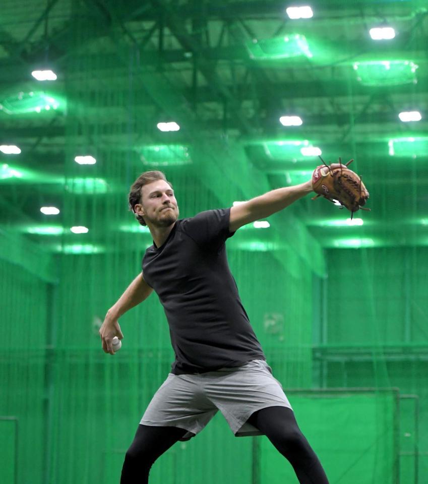 　キャッチボールするＢ・ケラー（撮影・北村雅宏）