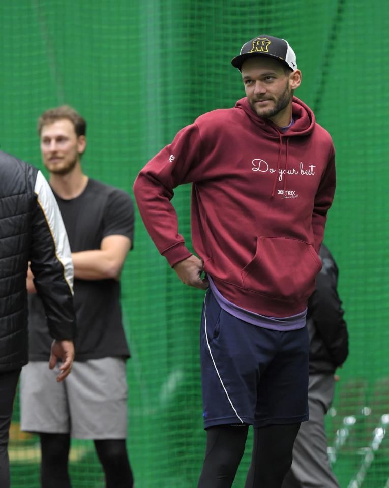 　室内練習場で初対面したＫ・ケラーとＢ・ケラー（左奥）