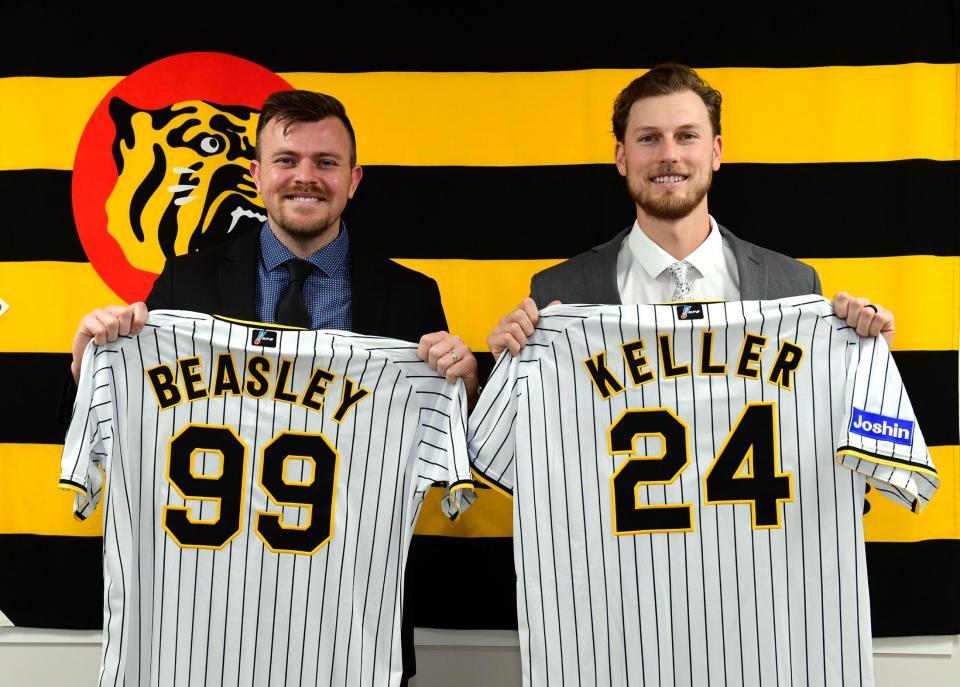 　新しいユニフォームを手にするビーズリー（左）とＢ・ケラー（撮影・山口登）