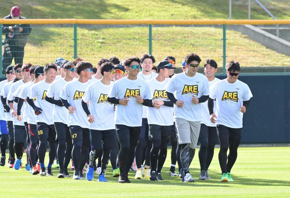 　おそろいのＴシャツでランニングする阪神ナイン（撮影・高部洋祐）