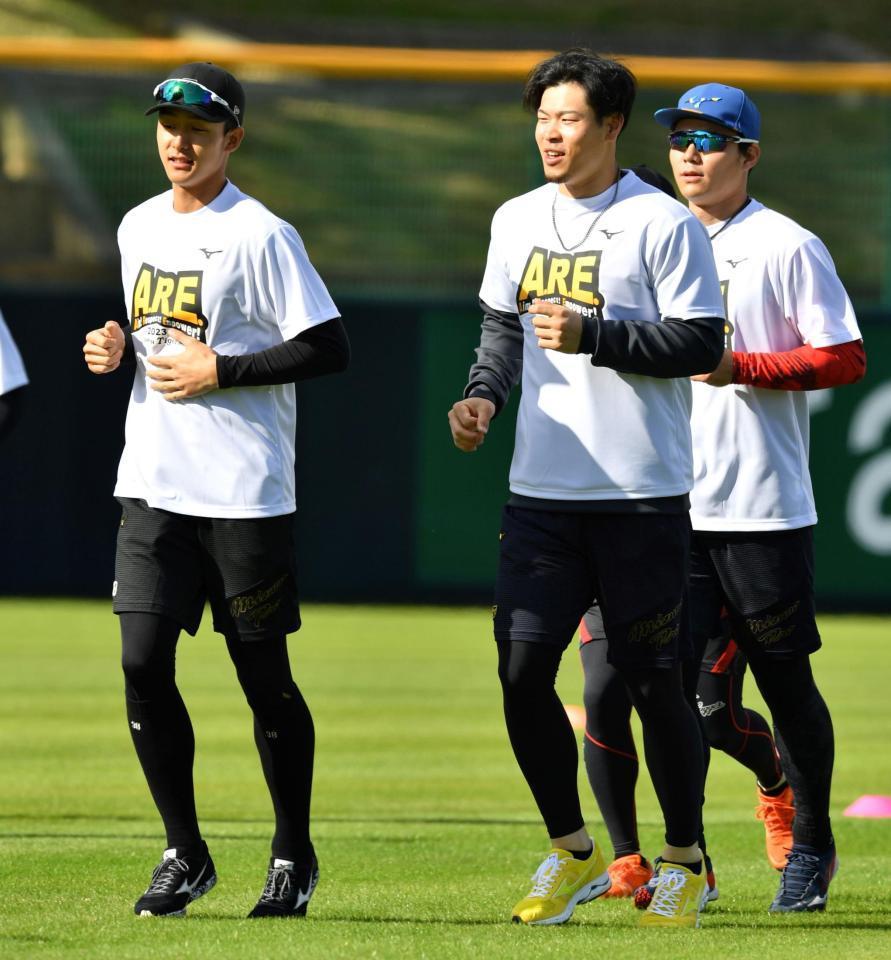 　アップをする佐藤輝（右）と小幡（撮影・中田匡峻）