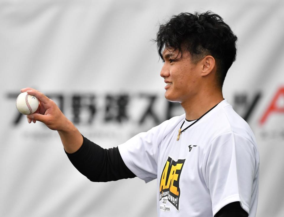 　ブルペンで投げ込んだ西純（撮影・中田匡峻）