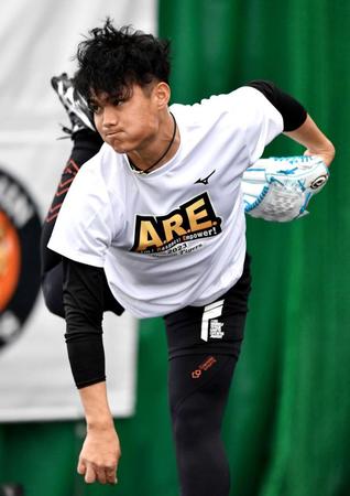 　ブルペンで投げ込む西純（撮影・中田匡峻）