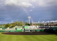 　ホームラン量産の予感？練習前、宜野座村野球場に虹が架かった