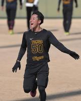 　練習中、明るい表情を見せる富田（撮影・北村雅宏）