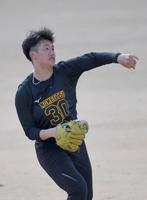 　キャッチボールする門別（撮影・北村雅宏）