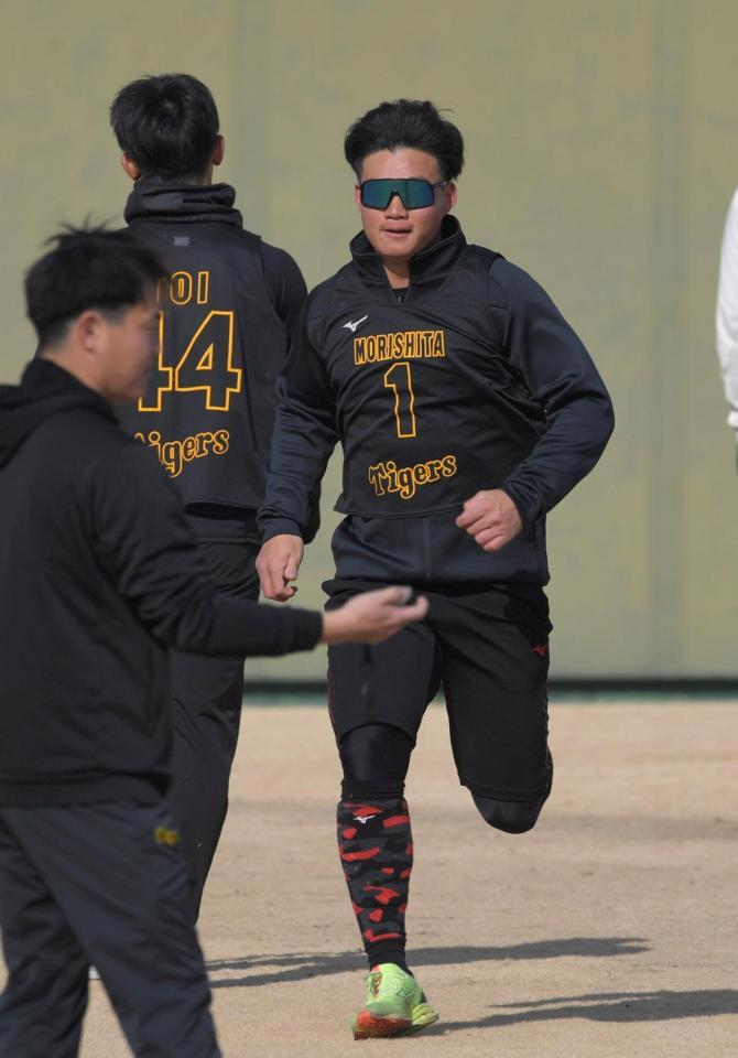 　ダッシュする森下（撮影・北村雅宏）