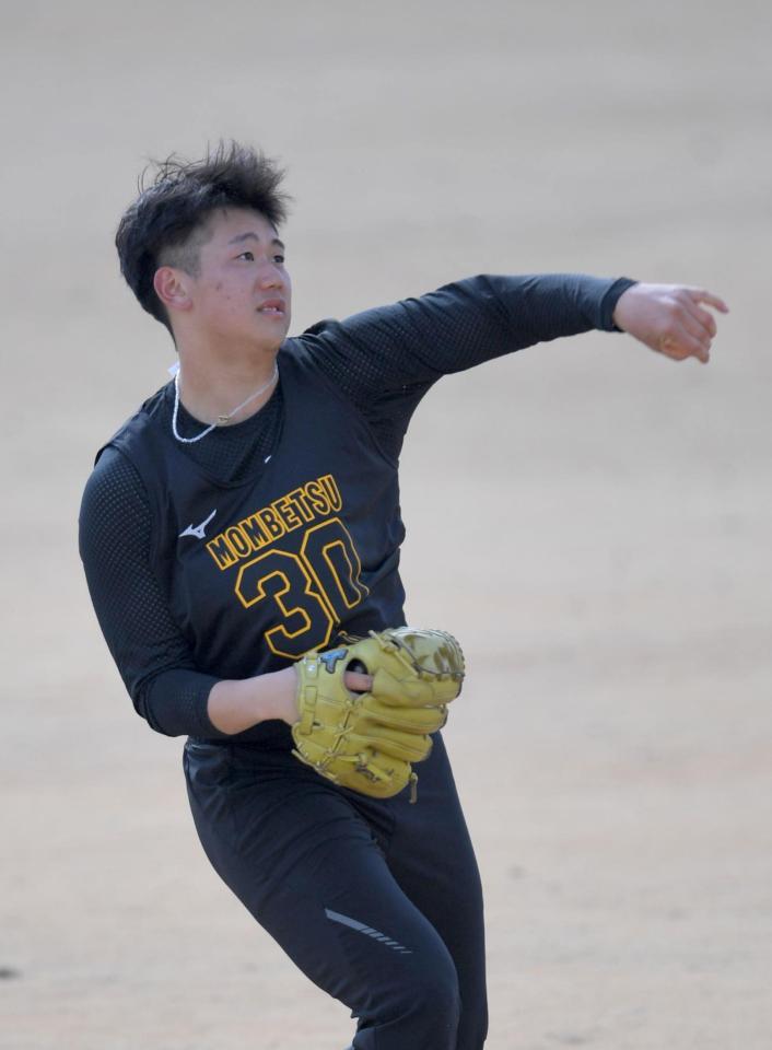 　キャッチボールする門別（撮影・北村雅宏）