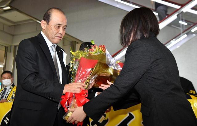 阪神 岡田監督ら首脳陣＆西勇らが沖縄入り いよいよキャンプイン/阪神