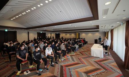 　全体ミーティングで、ナインを前に話をする岡田監督（右端）＝球団提供