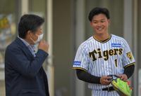 　中央大・清水達也監督（左）と談笑する森下（撮影・北村雅宏）
