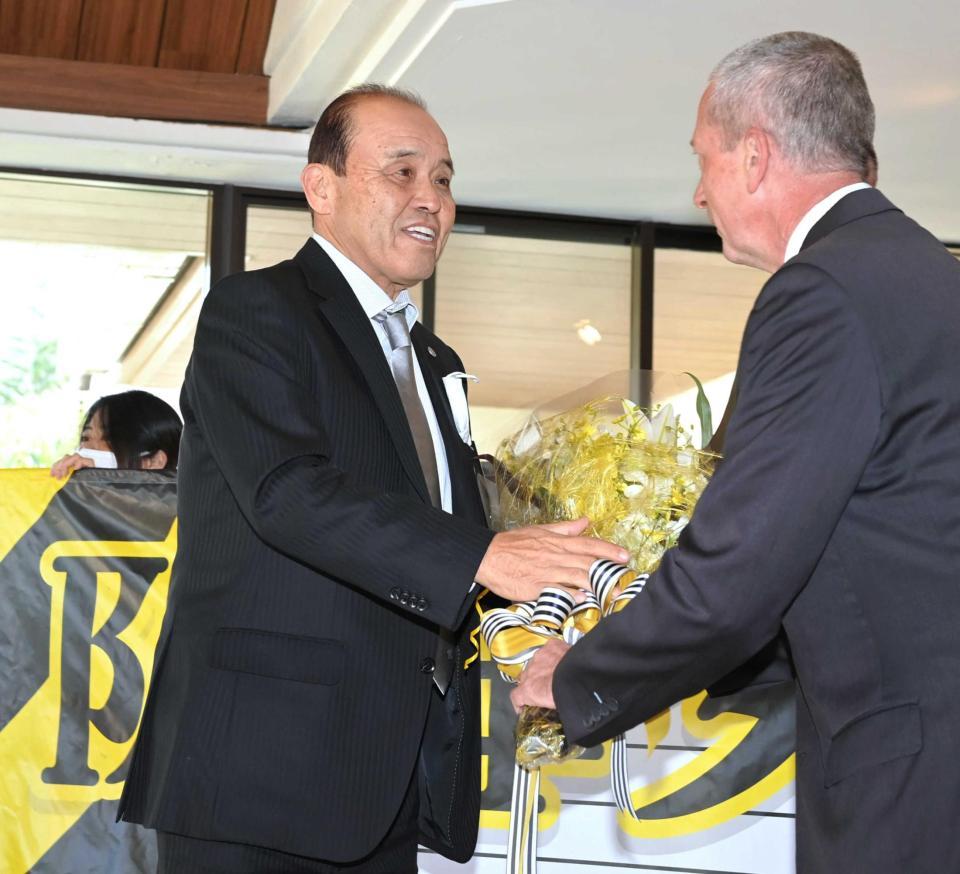 　チーム宿舎に到着し、歓迎の花束を受け取る岡田監督（撮影・高部洋祐）