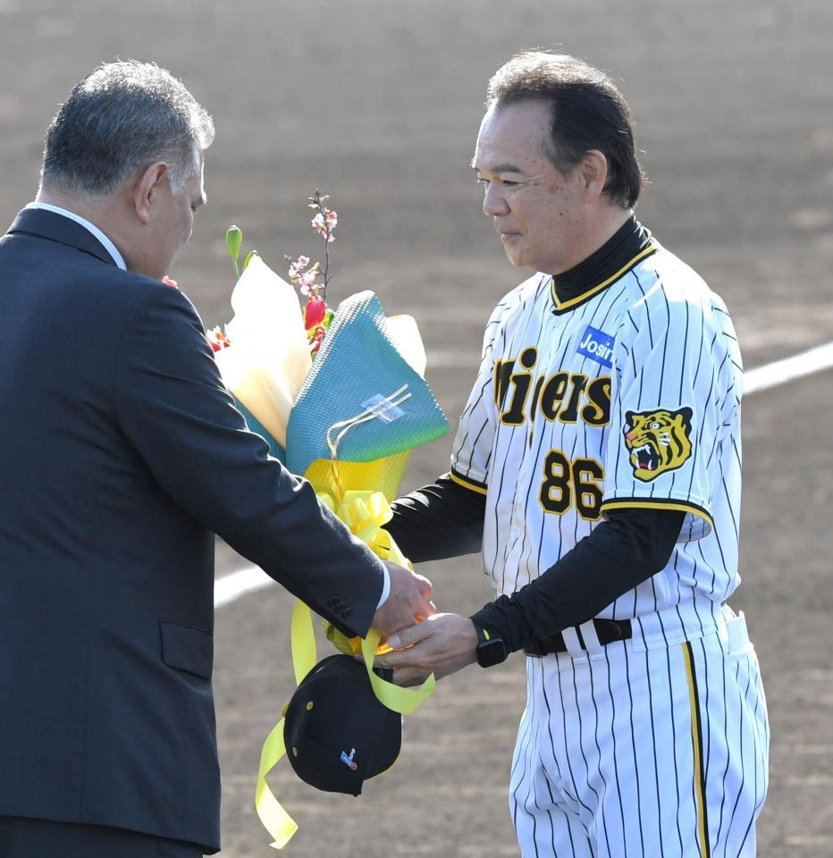 　歓迎セレモニーで花束を受け取る和田２軍監督（右）＝撮影・北村雅宏