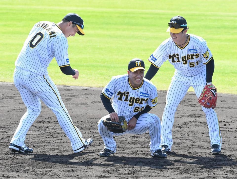 　ノックの球を股間に当て苦しむ植田（中央）＝撮影・高部洋祐